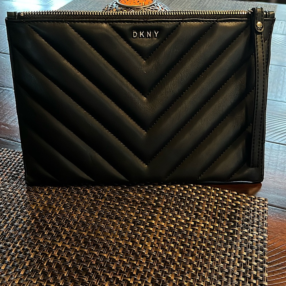 🔥 DKNY wristlet black beautiful condition. NS home 10x7